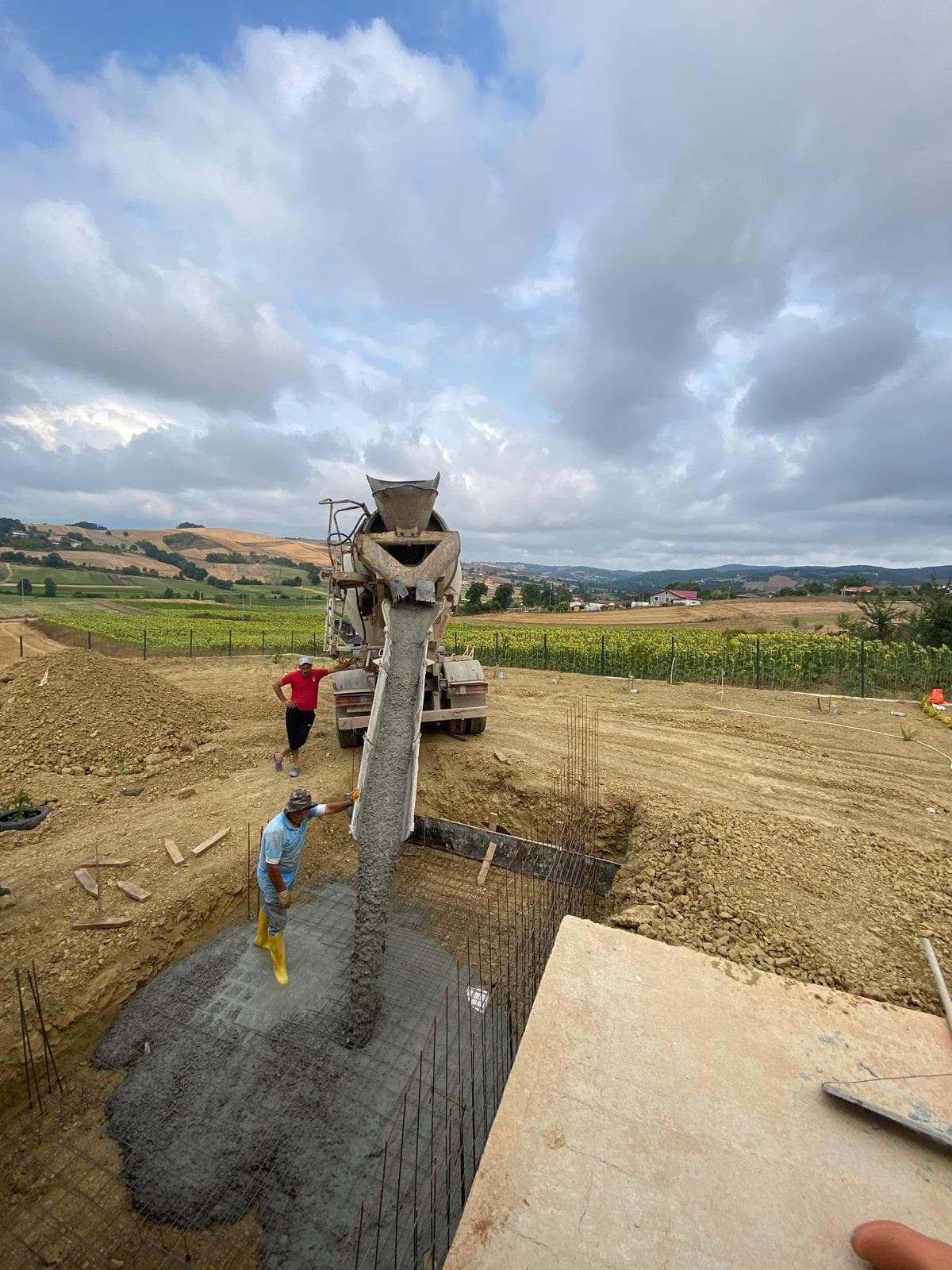 Beton pompasıyla saha betonu dökümü