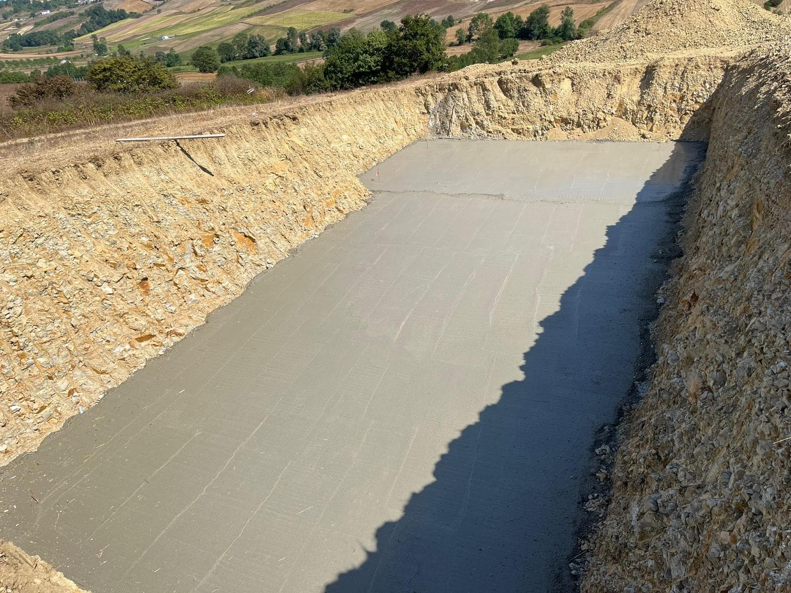 Taze dökülmüş beton yüzeyin düzeltilmesi