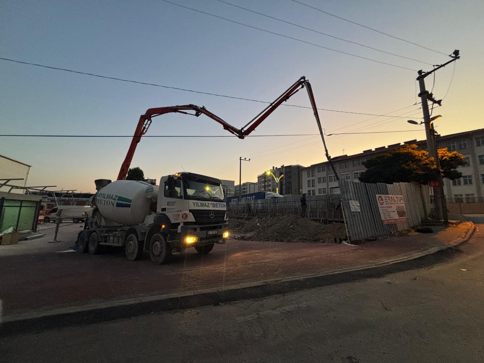 Beton pompasıyla saha betonu dökümü, akşam saatleri