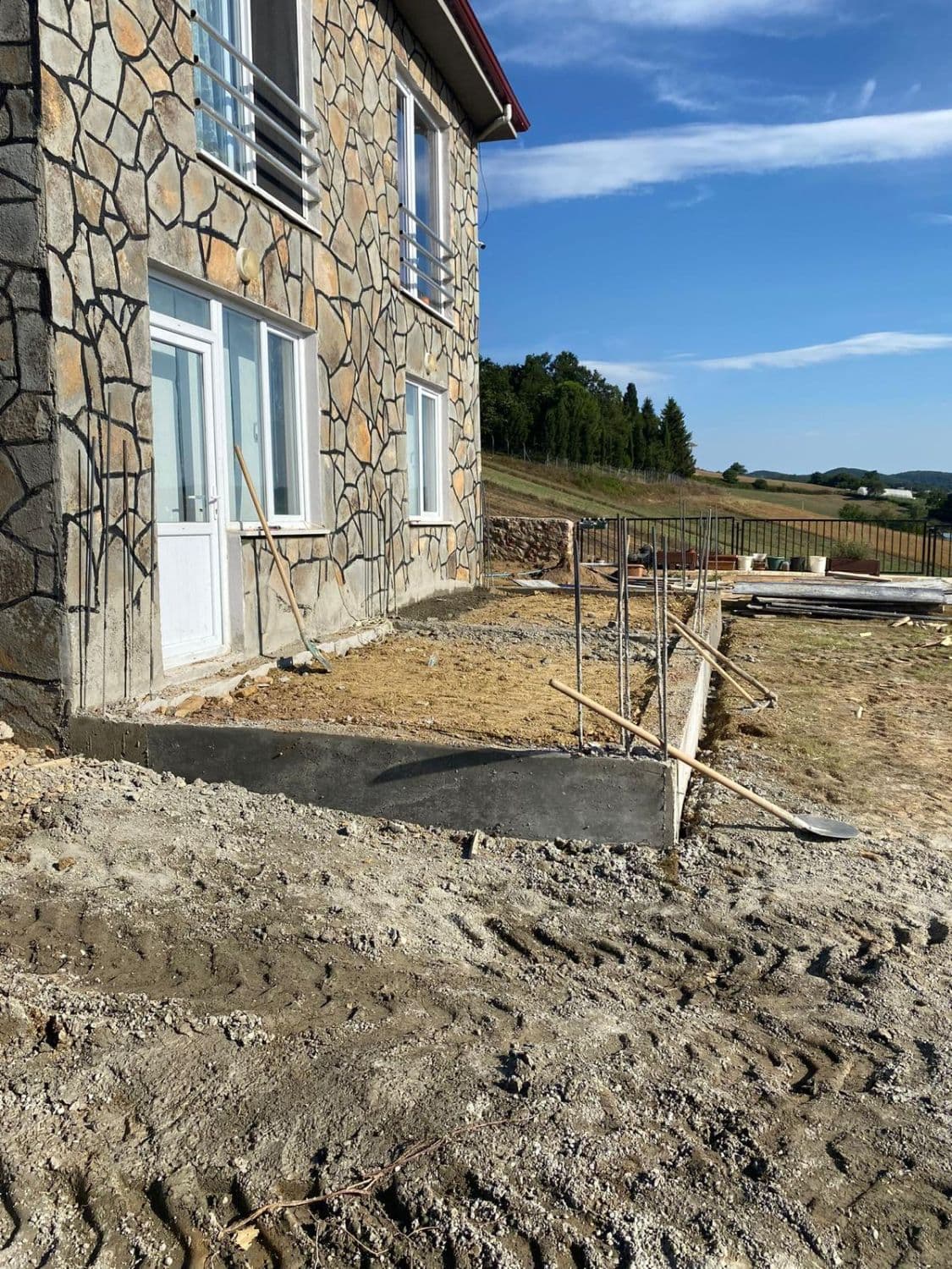 Yapı köşesinde temel kenar betonu dökümü, donatı görünür