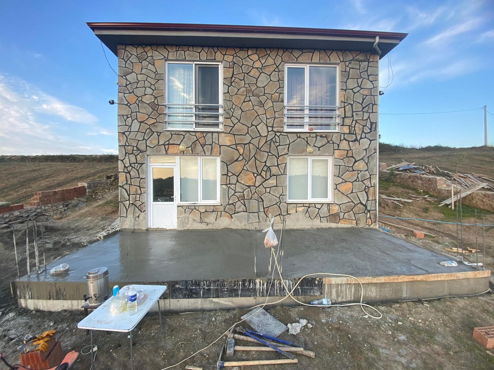 Akşam saatlerinde tamamlanmış avlu betonu dökümü