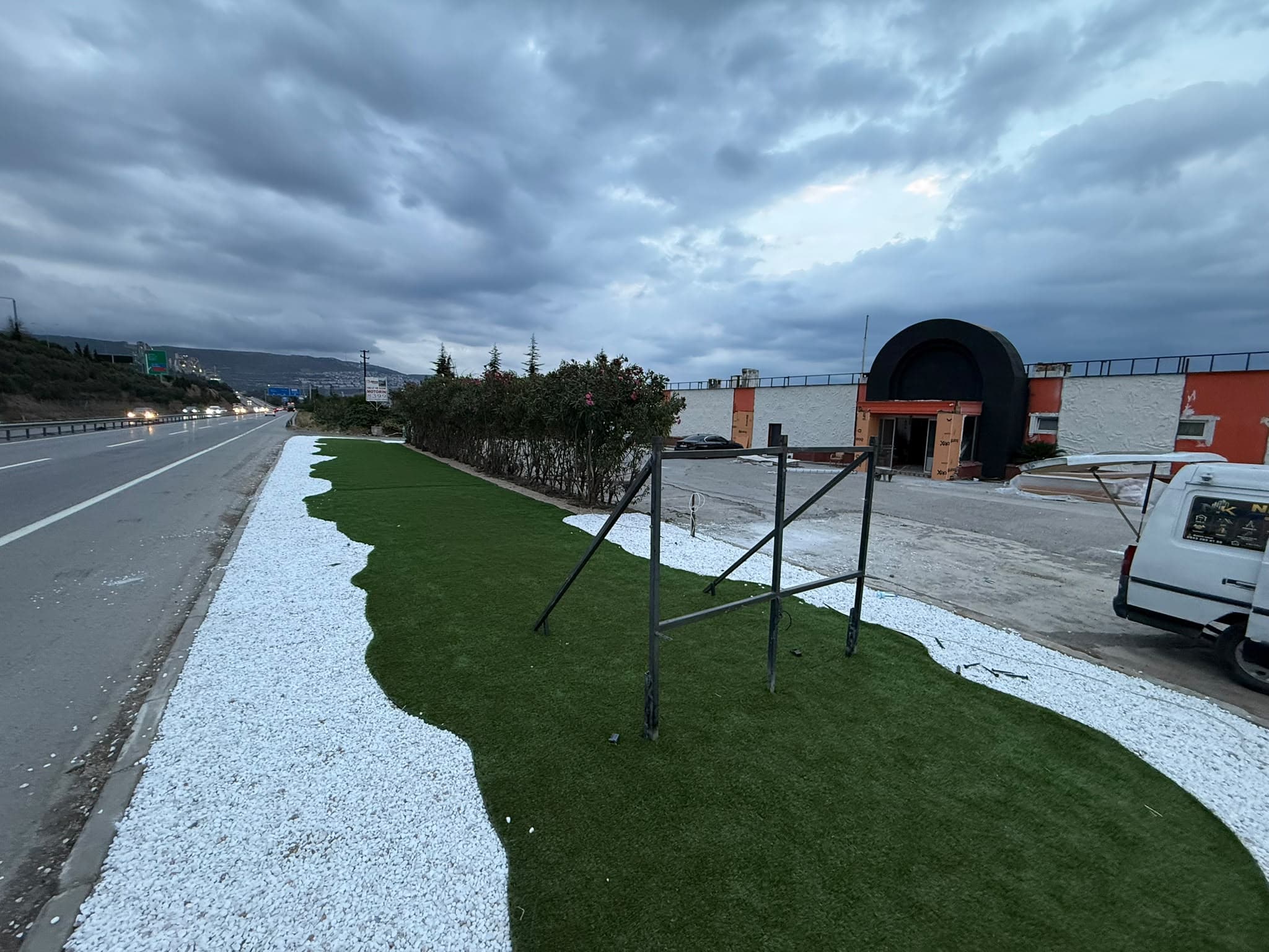 Dilovası Tavşancıl Mahallesi, D-100 üzerindeki Yakamoz Otel binası ve çevre peyzaj çalışması